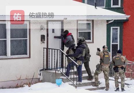 The Guardian Top News｜“自由面包车”现身美国各地，协助移民并记录移民海关执法局突袭行动