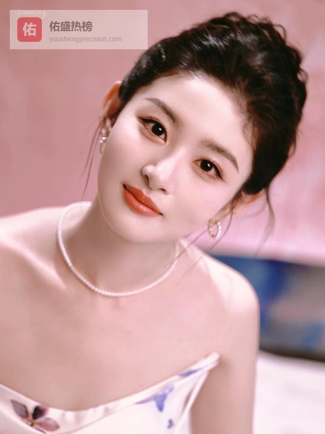 刷到赵晴最新那组照片的时候，说实话愣了一下。