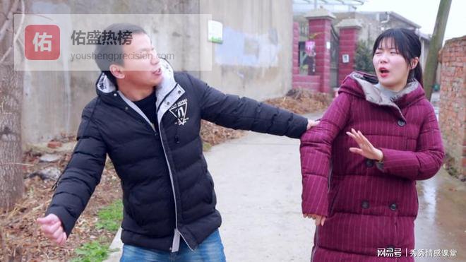 深夜丈夫给陌生女人打2个小时电话，我发现后质问，他倒打一耙