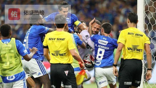 巴甲队火爆群殴！海港旧将遭飞踹后挥拳反击 中断10分钟+无人染红