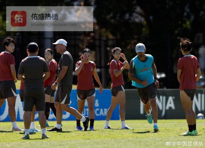 新华社探营中国女足：两场热身模拟朝鲜和乌兹，海滩用于恢复
