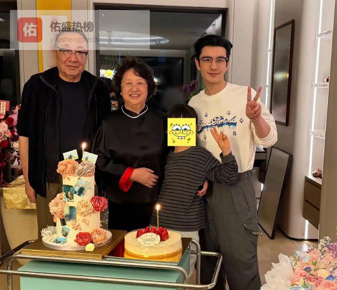 黄晓明带小海绵给母亲庆生，黄母抱着孙子不撒手，9岁小海绵身高直逼爸爸胸口