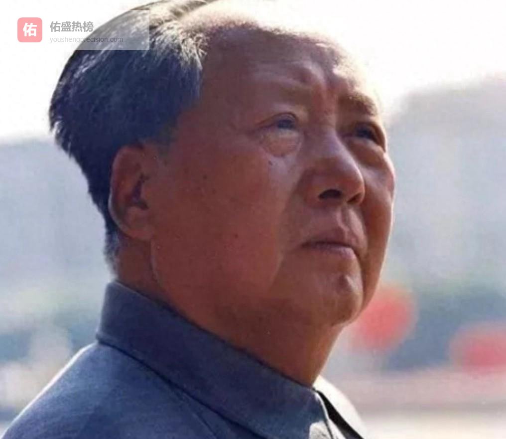 关于毛主席纪念堂，有几个很少人知道的细节：它的总高度特意定在了33.6米，而大门的方向也不是常见的坐北朝南，而是坐南朝北