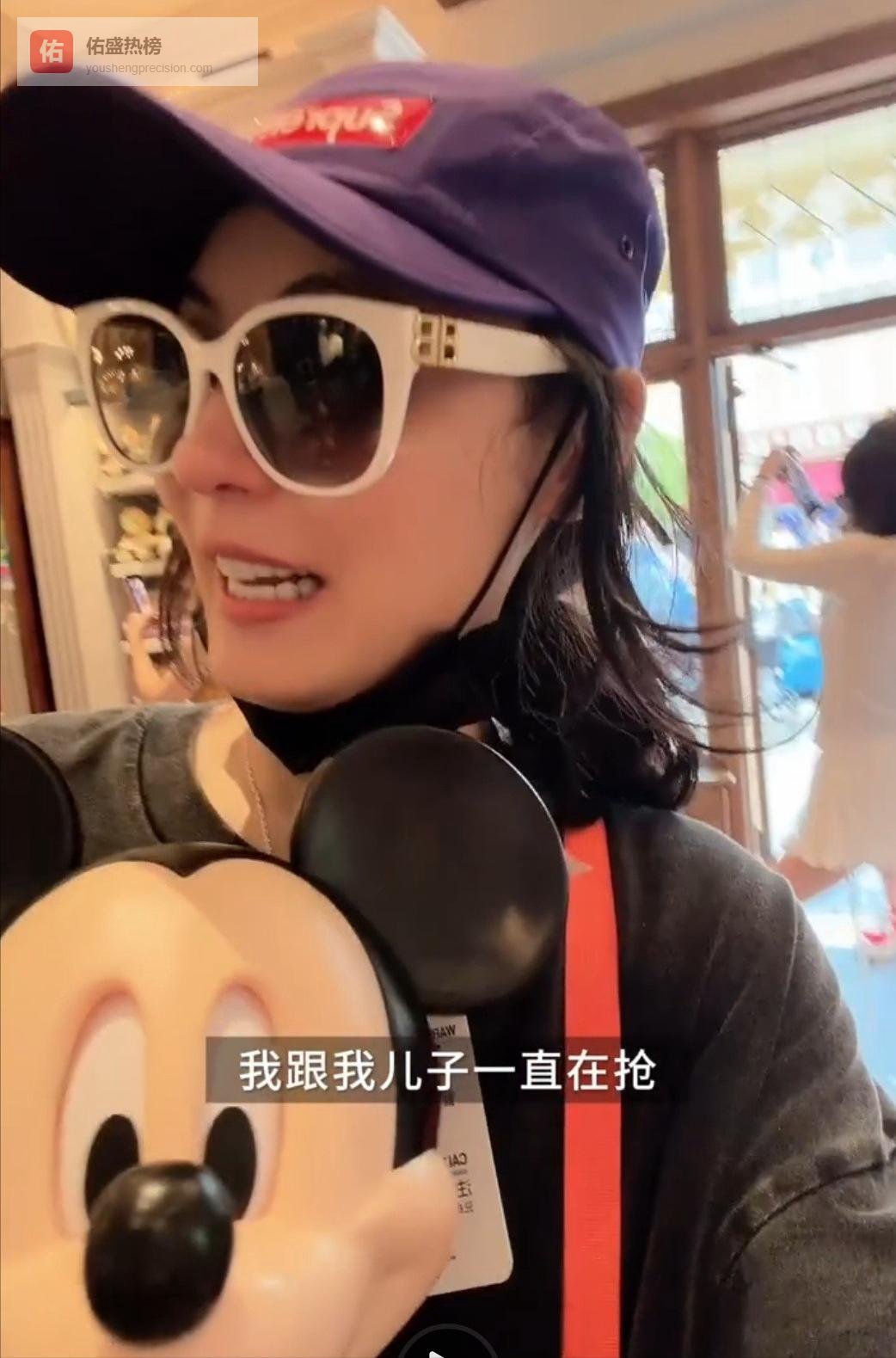 终于露脸！张柏芝陪三胎儿子逛迪士尼，7 岁小王子消瘦惹人疼