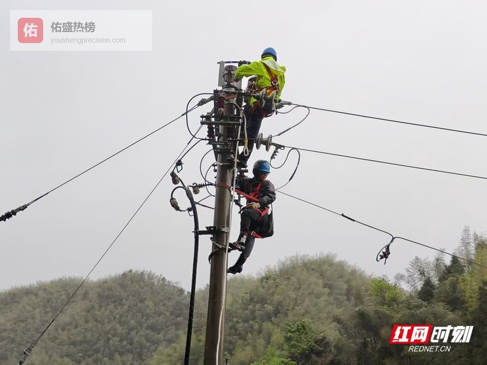 衡阳：昼夜奋战 暴风雨中护光明