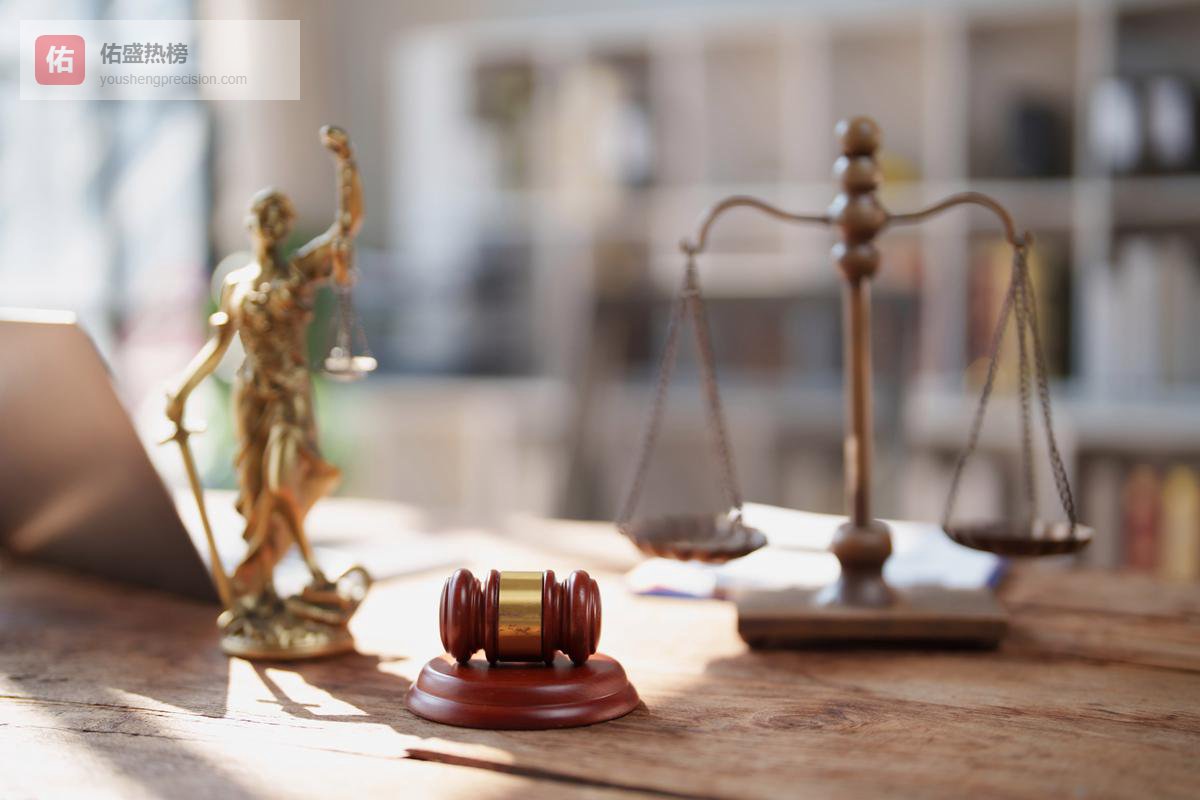 佛山女司机遭抢劫后驾车撞死劫匪，法院认定正当防卫，无需担责