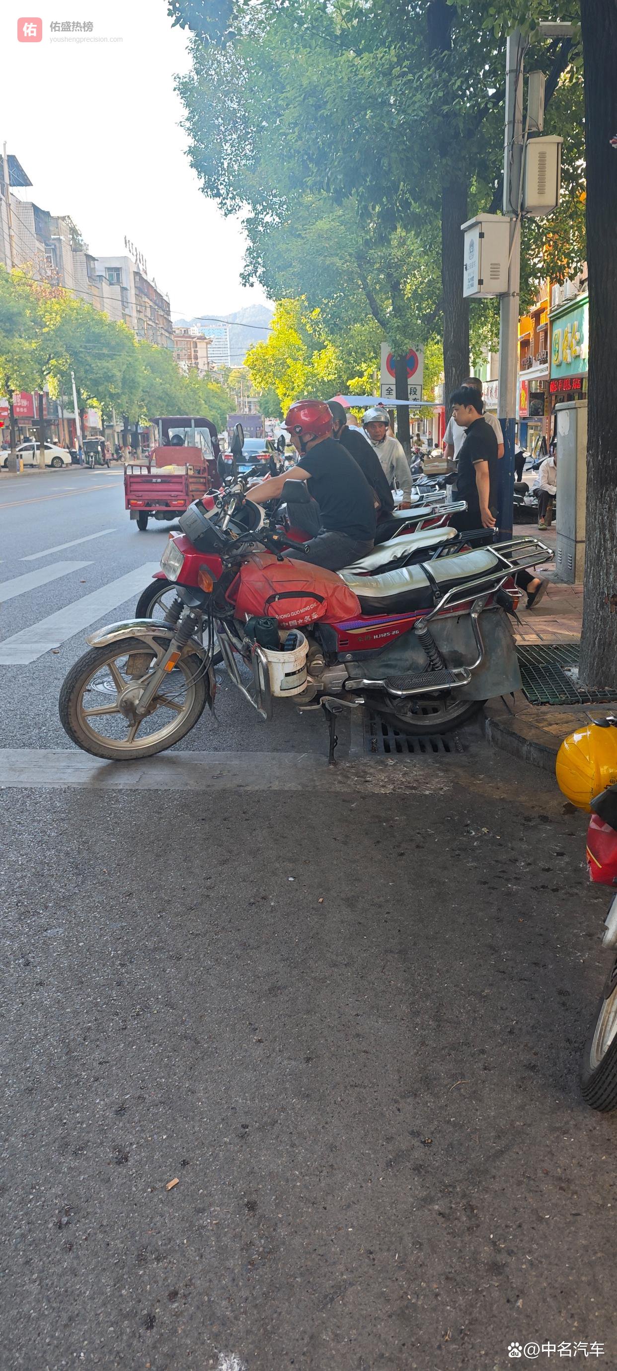 2026年实测！半小时18辆摩托占道，别拿命赌，主动让道才是真聪明