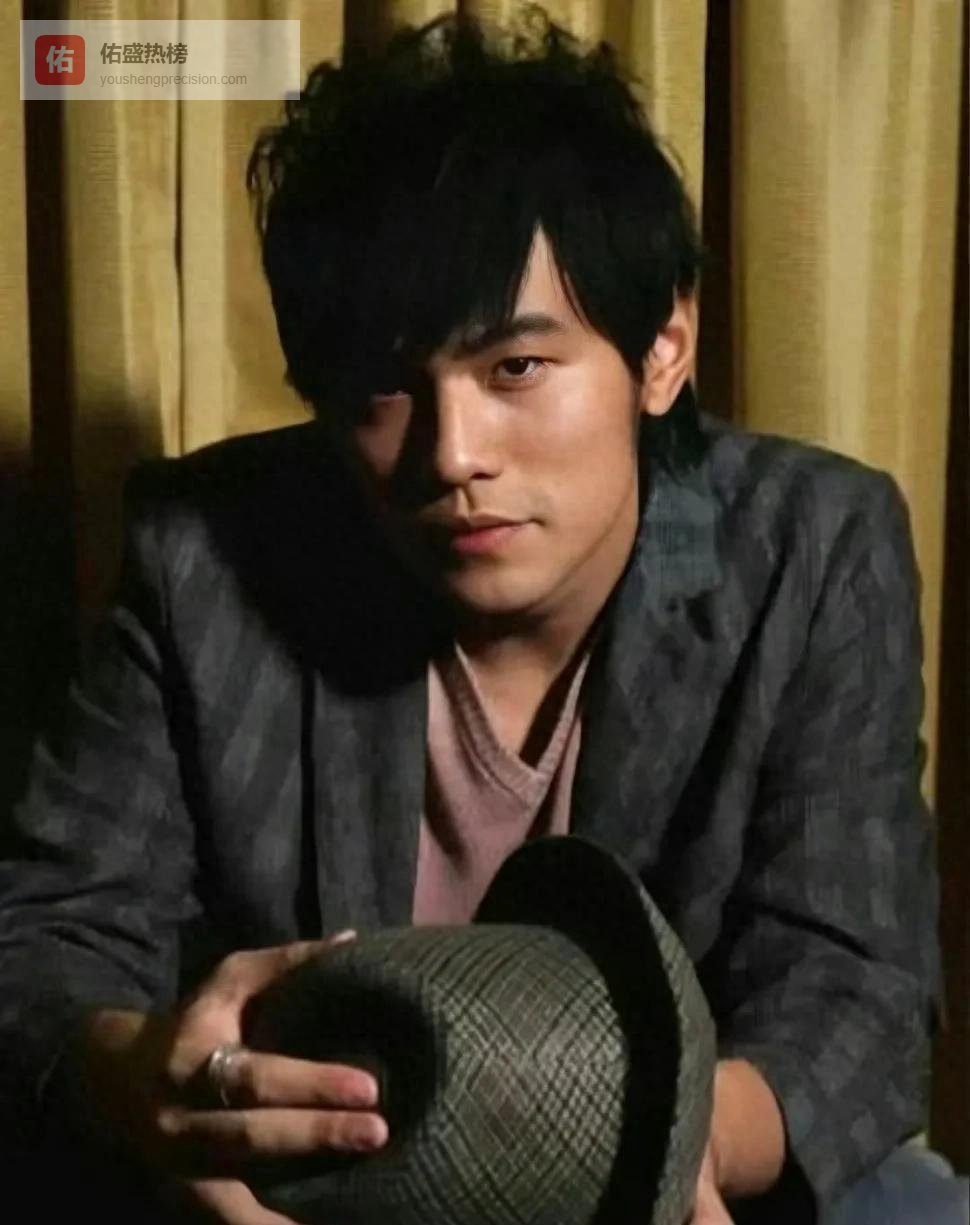 周杰伦被说“划水”那一刻，台下有人举着荧光棒，台上灯光一落，很多人忽然愣住了。那不像一场简单的争议，更像一面镜子