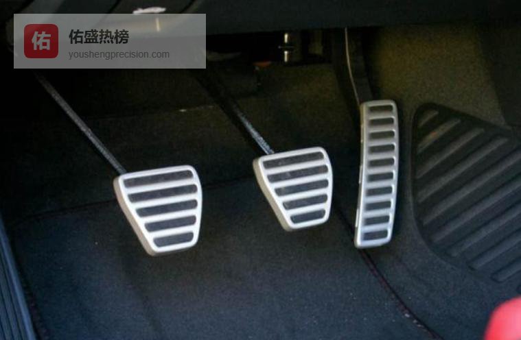 右脚“悬空”还是“回家”？关键在刹车那一秒