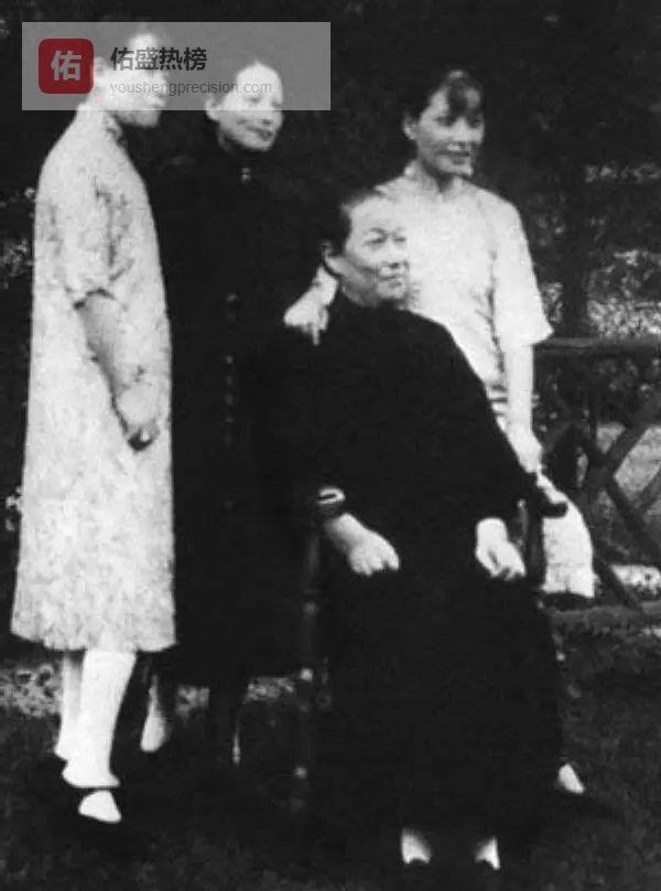 没有康乃馨的母爱，也在目送中盛放