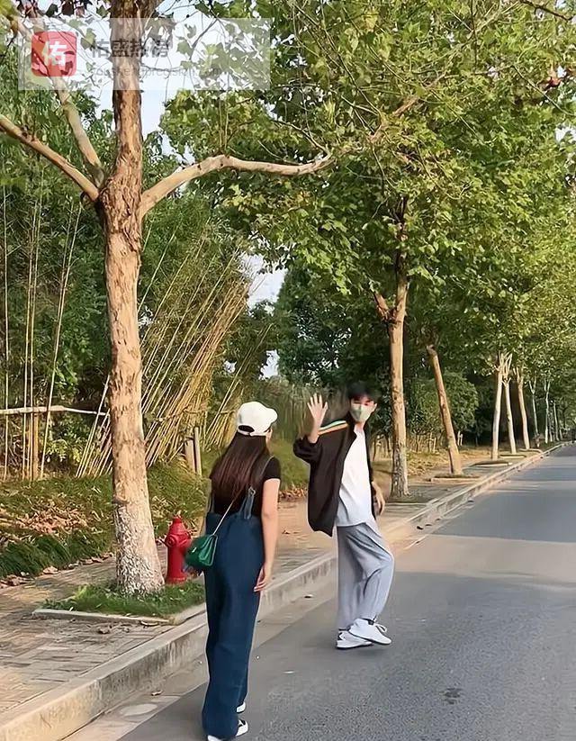 背带裤妈妈送娃上学，被儿子“赶”回家：穿衣自由≠场景失当