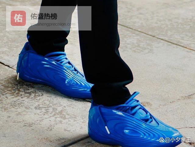 库里穿哈登战靴入场，这波操作什么水平