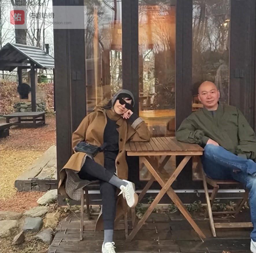 刘嘉玲与八十岁母亲度假，洁癖形象破裂，蹲下触摸牛粪