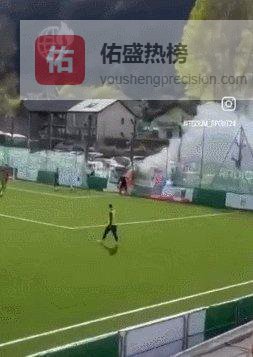 球场起火！前英超硬汉秒变灭火员，提着水管狂奔救火