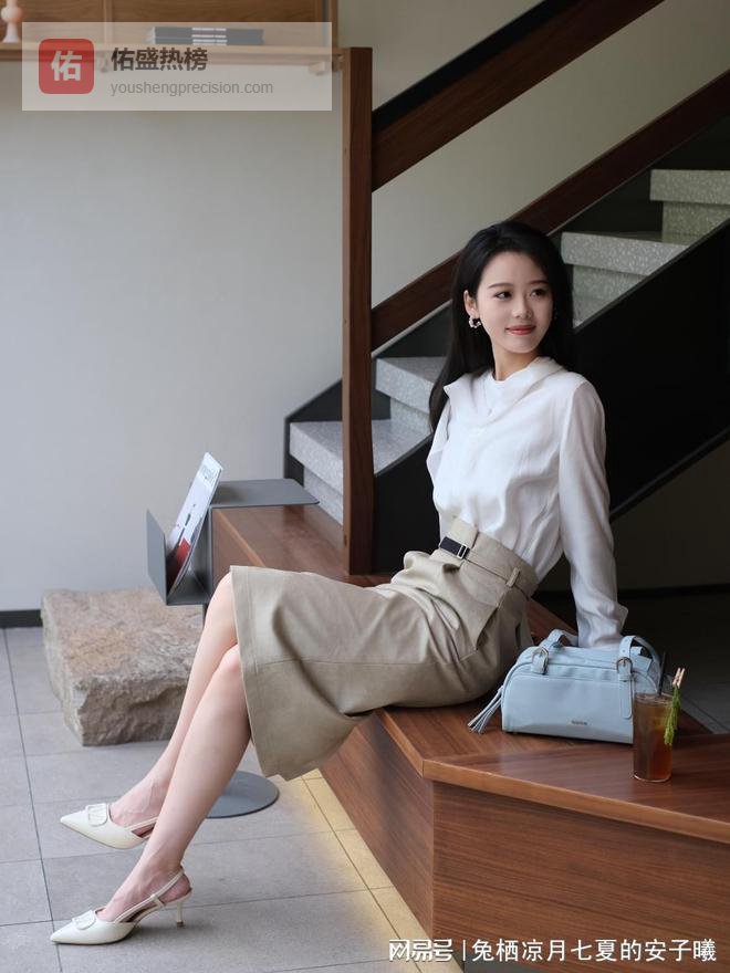 陕西春日｜白衬衫 + 麂皮半裙，职场通勤的高级感穿搭