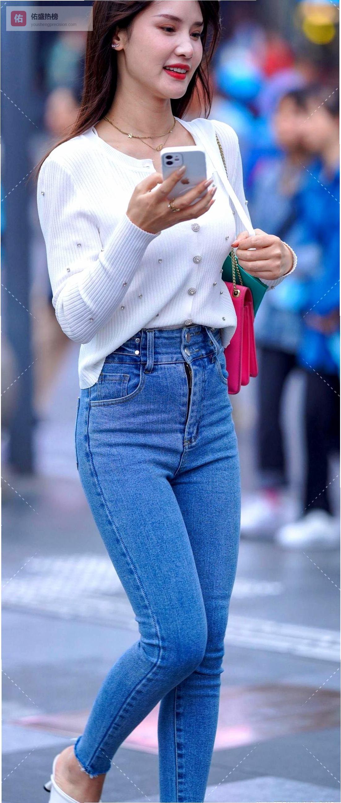 针织衫配小脚裤，夏日穿搭甜酷风，青春活力显雅致