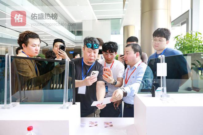 AI自适应调光技术引领汽车玻璃智能化新潮流