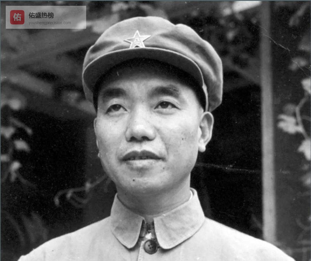 萧克上将被免职后少有人登门，贺炳炎却坚持拜访，用一句“我去看萧妈妈”展现了战友情深！