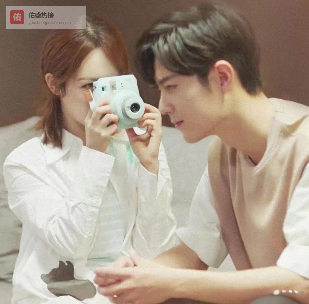肖战杨紫“贴脸杀”视频引爆热搜，官方速辟谣：两年前旧照被断章取义