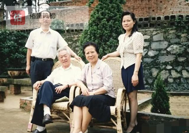 张兰海外欠债9.8亿！国内直播卖酸辣粉，网友：这波操作太狠了