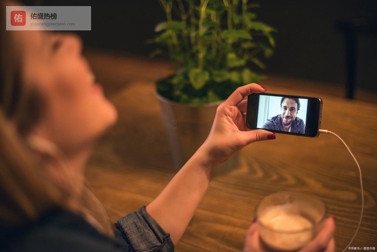 “电子榨菜”：饭桌上的“精神味精”，是下饭神器还是食之无味？