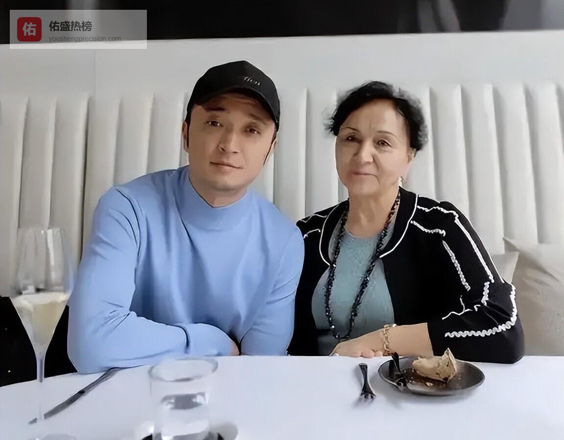 尼格买提冲上热搜，一只眼睛红肿十分严重，原因公开，让人哭笑不得