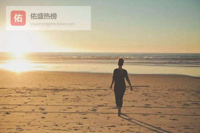 一个人看不起你，却依然和你来往，缘由很简单