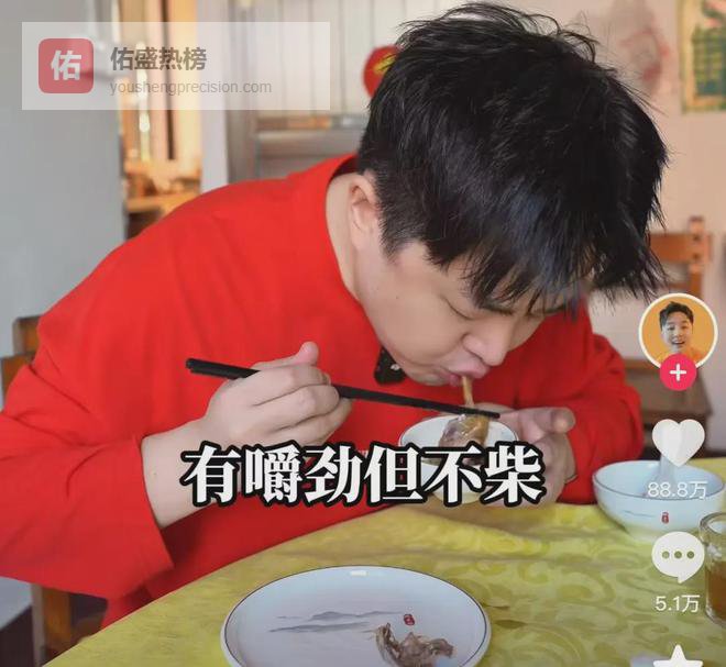 广东爆火鸡煲店老板深夜补200只活鸡，女儿称累出黑眼圈 ：你们开心就好；当地文旅否认施压开门营业：是“老莫”自己宠粉，已提供支持措施