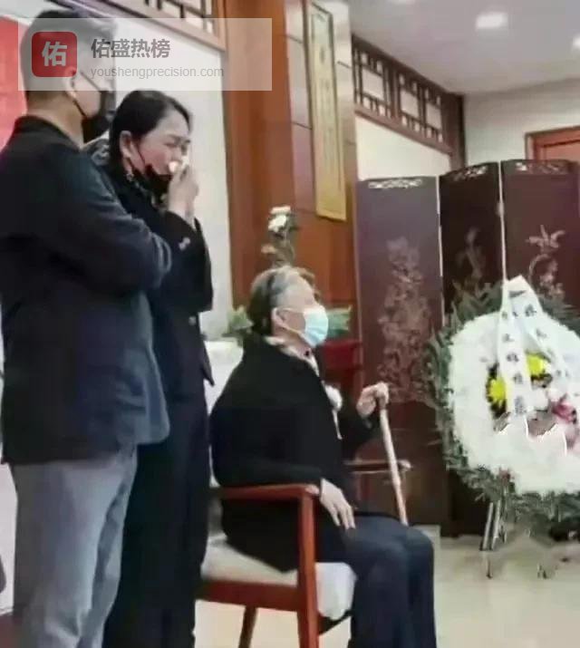 在2022年张清林的遗体告别仪式上，林豆豆做出的一个举动让在场所有人都忍不住流下了眼泪