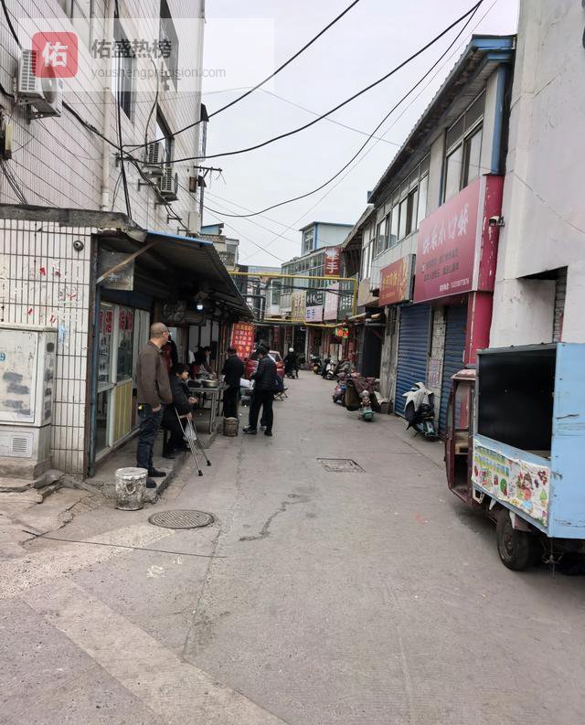 藏在巷子里的脏乱差，凭啥排队吃到腿软？真相太扎心