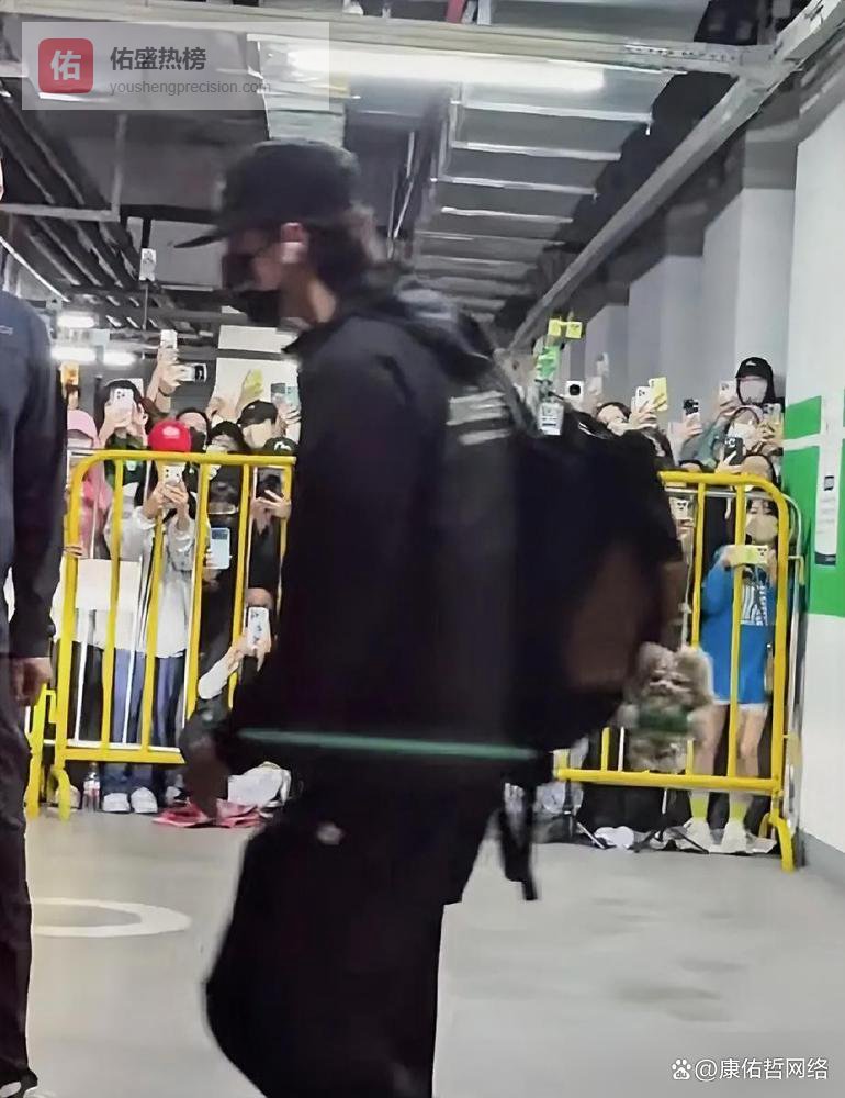 46岁阿姨猛扑23岁姑娘，就为一张王一博横幅，保安脸都被砸肿了！