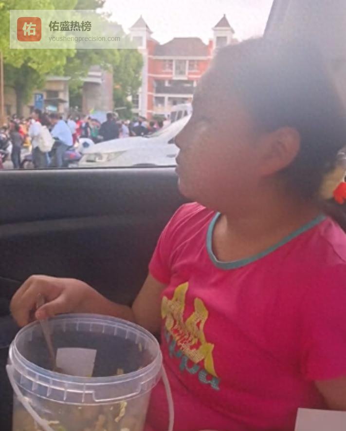 把孩子当力工培养呢？一份中学生高碳水午餐，让家长被群嘲