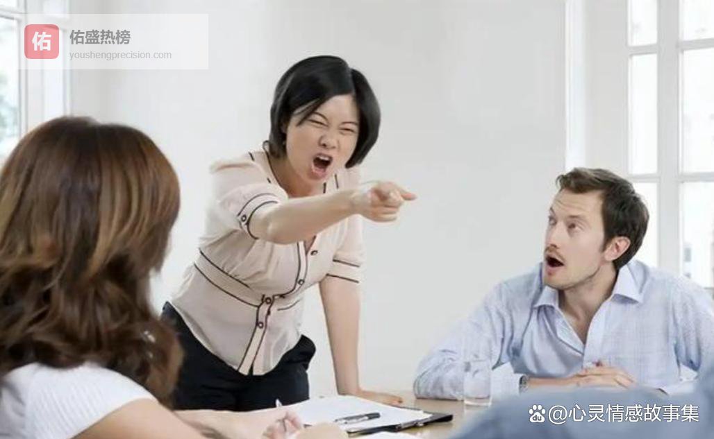 空降领导通知我被裁让我滚，我冷静没吵闹，拨通老公电话淡淡说：有人要开除我