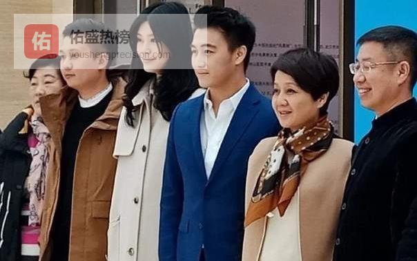 赌王之子武汉开疆，四太携儿媳助阵气场全开