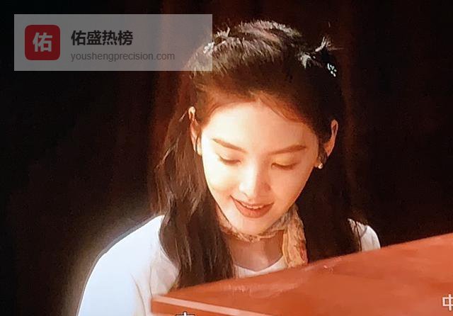 白玉兰后台光脚照流出，宋佳被骂上热搜，20年前旧账却被扒了个