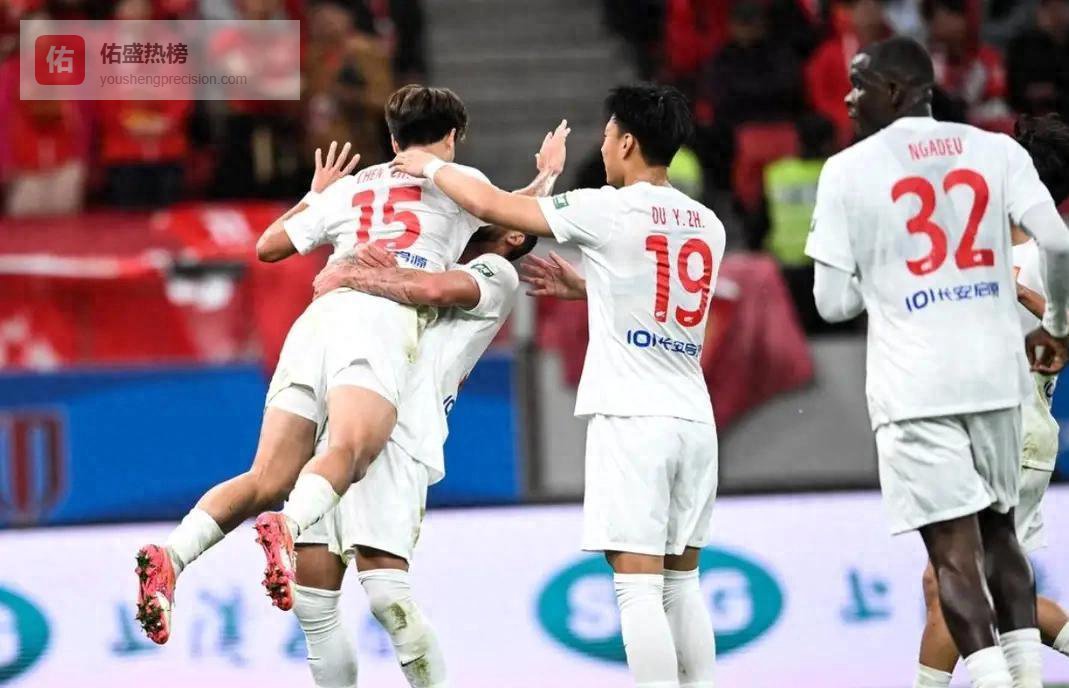 报！山东泰山 2-1 天津津门虎、上海海港 1-2 重庆铜梁龙，大爆冷！升班马四连胜斩卫冕冠军，泰山逆转垫底队，这排名谁能想到？