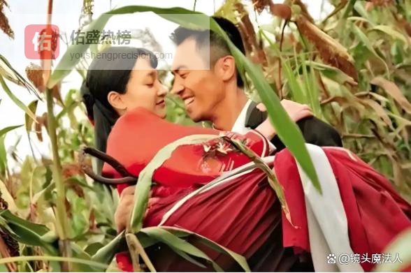 朱亚文在高粱地里真把周迅胳膊拧到快脱臼。周迅没哭没停，吊了两小时绷带回来继续拍，还加戏甩他耳光