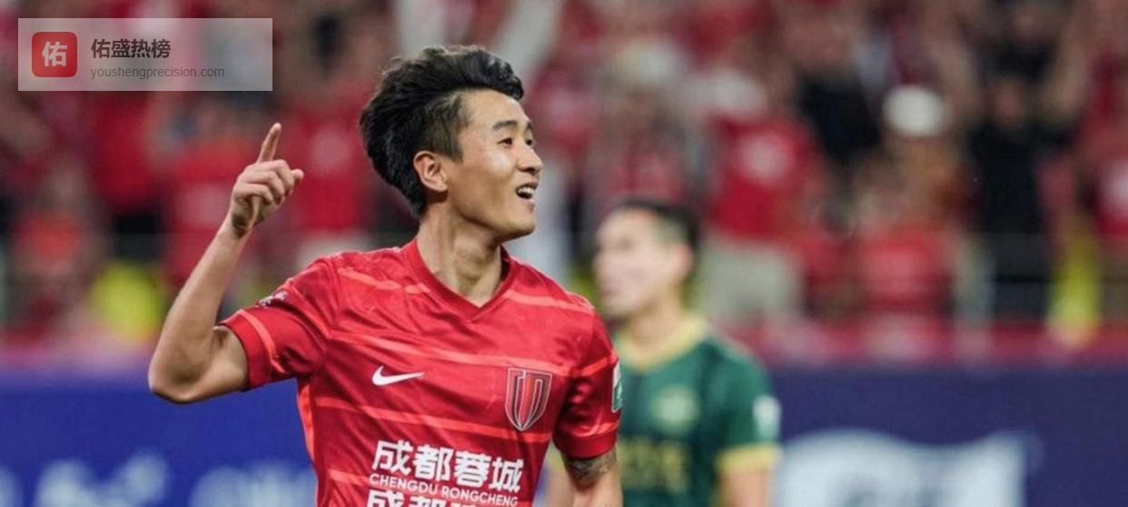 工体夜晚灯光亮起五万多球迷还在呐喊，但比分牌已定格在1比2，这场逆转不仅展现了韦世豪的关键表现，也点燃了成都争冠的希望