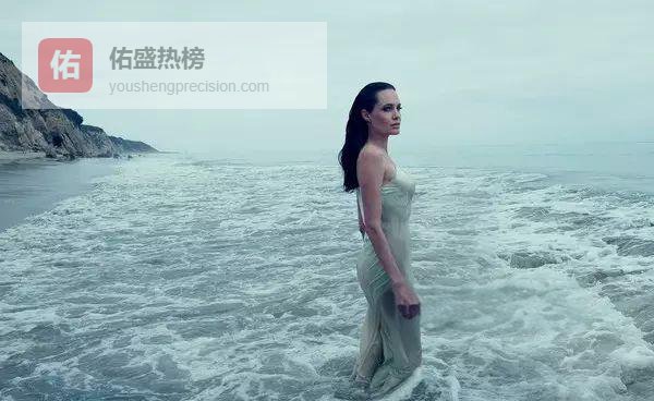 从杂志封面到街拍日常：安吉丽娜·朱莉的黑白素色美学