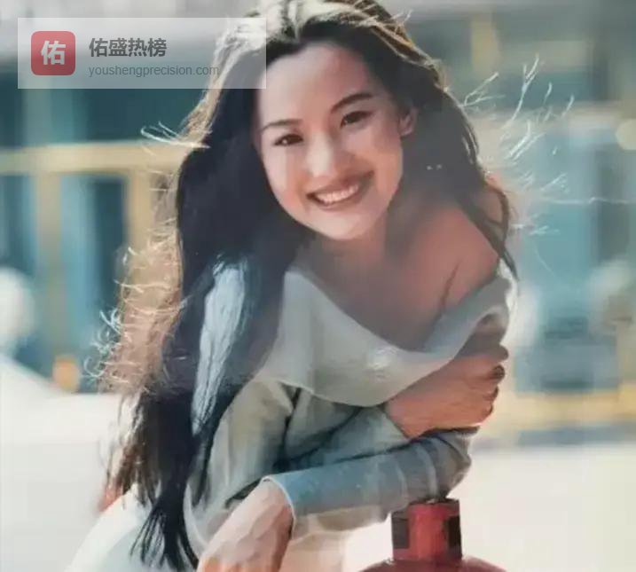 49岁才爆红拿双影后，咏梅20年婚姻无子也幸福？她的冷门人生为啥能封神