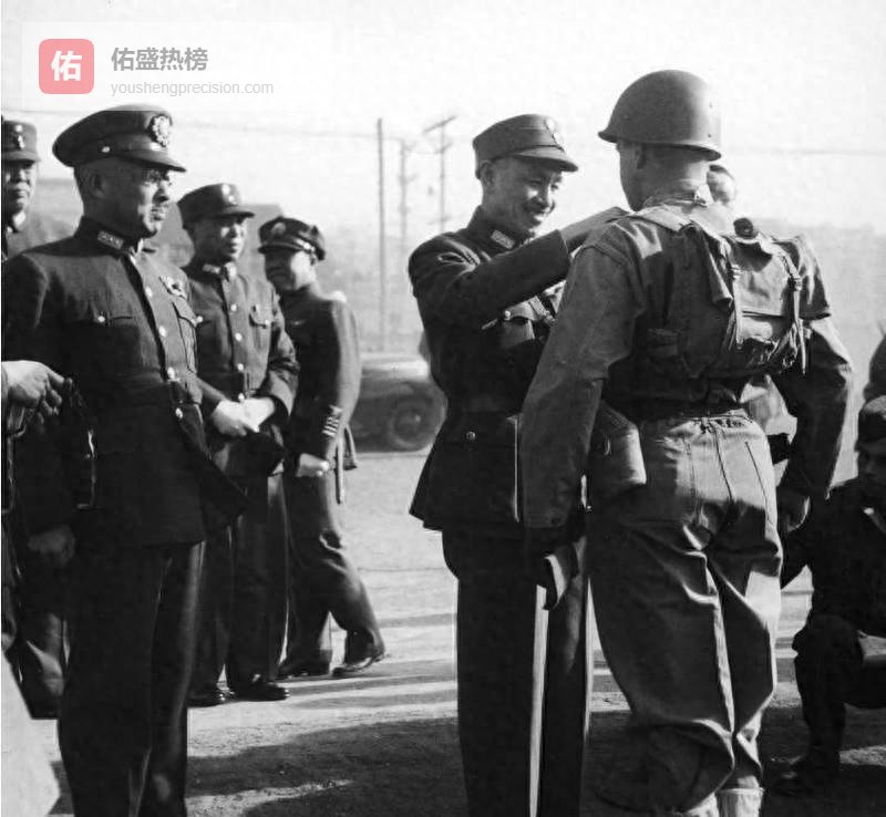 1906年，蒋介石东渡日本求学。但中途受阻。他拿剪刀一下剪掉了脑后辫子