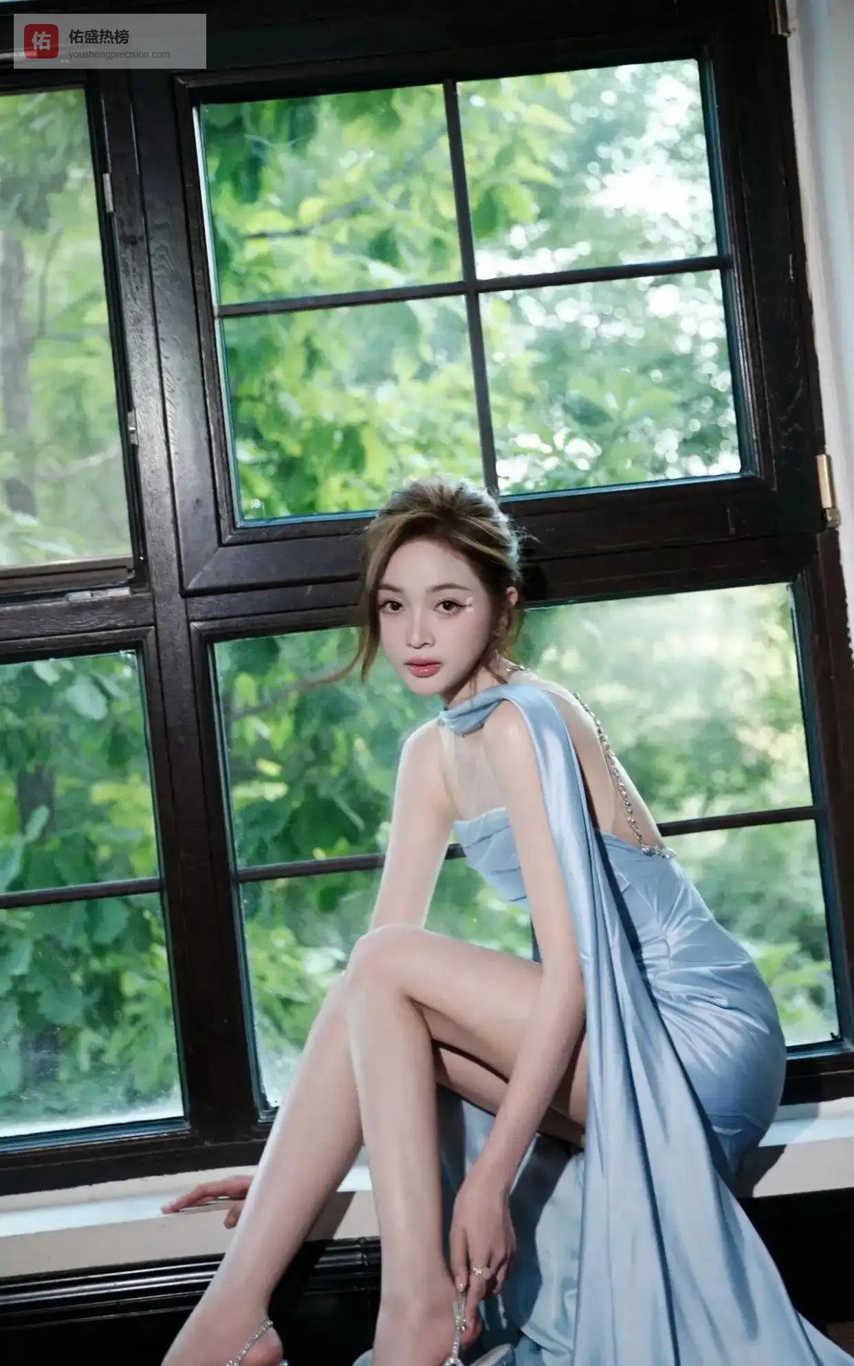 吴宣仪蓝裙写真爆火！单侧露背配高跟鞋，评论区秒沦陷，网友直呼太仙