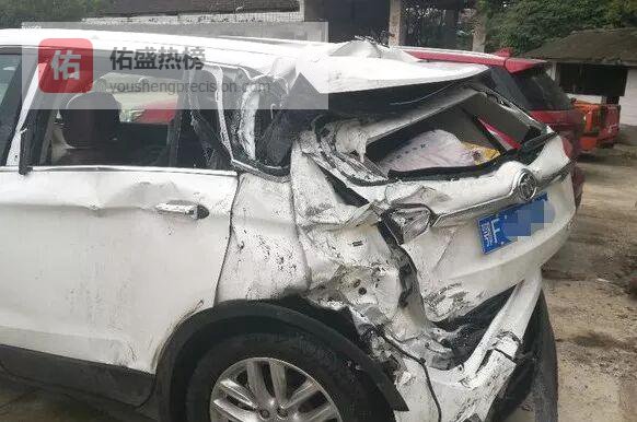 高速追尾瞬间：昂科威与领动谁把“安全”写进车身？