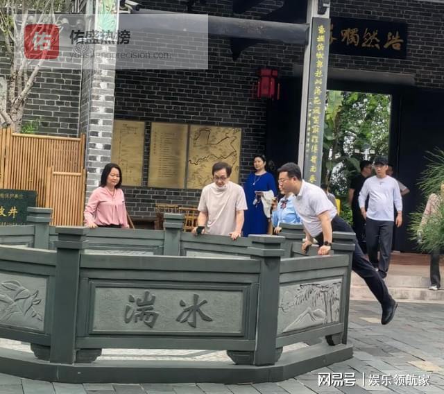 成龙72岁生日游惠州：手搭房祖名肩膀，父子俩终于像爷俩了?