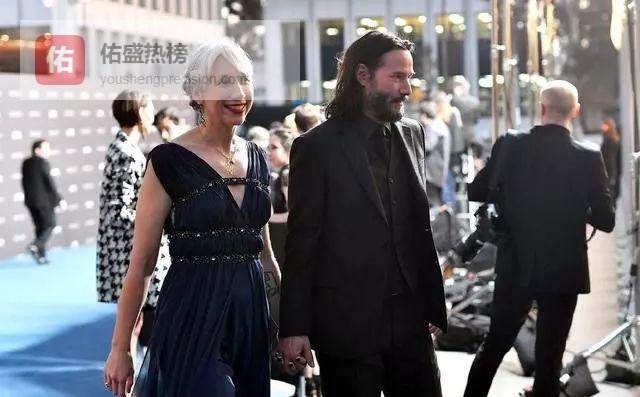 55岁基努终脱单：20年孤独后牵起挚友的手