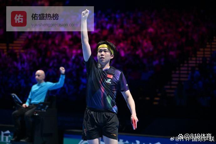 激动！王楚钦决胜局紧张到拍胸脯王励勤黑脸，赢球国乒全队起立喝彩
