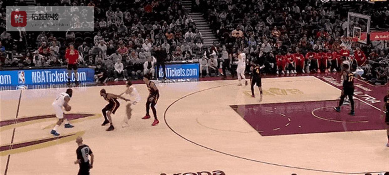 哈登这招太损了！假装喊队友挡拆实则点名莫布利，老鹰全队被耍得团团转