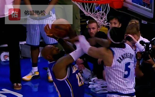 勒布朗最后一舞？0.7秒造犯规惹众怒，老汉特权还能横行多久！