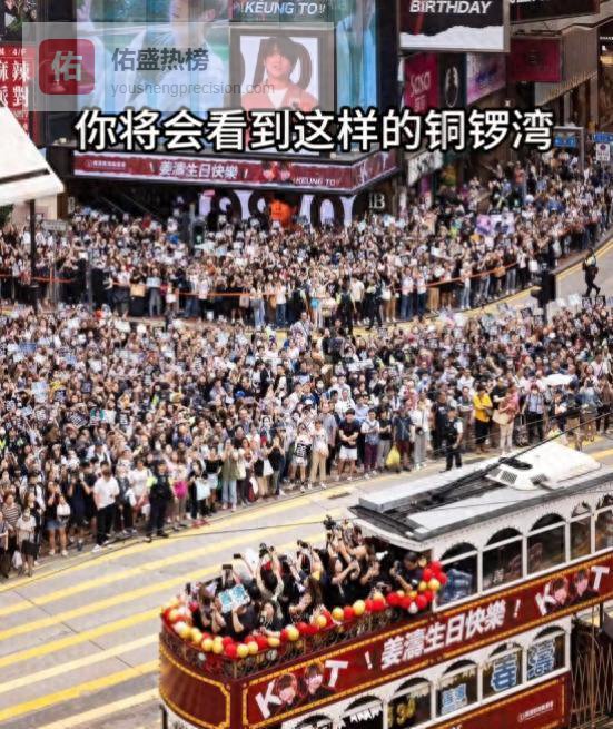 71岁林青霞当众抱住他说“亚洲第一帅”，刘德华站在旁边，全香港的电车那天都印着他的脸